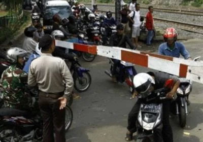 Terobos Perlintasan Kereta Api, Bisa Kena Denda dan Penjara