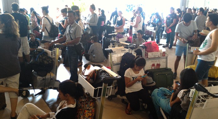 Penumpang menumpuk di Bandara Internasional Bali