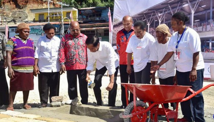 Presiden Jokowi melakukan peletakan batu pertama pembangunan Pasar Budaya Mama-Mama Papua, Sabtu (30/04/2016)