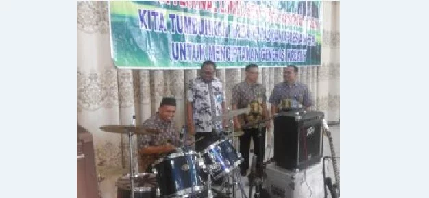 FLS2N: Sekretaris Disdikbud Muara Enim, Zainal Abidin memukul drum tanda dibukanya ajang FLS2N lanjutan.