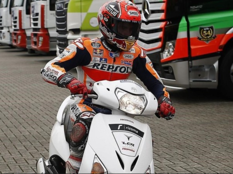 Marc Marquez Mengendarai Motor Skuter Matik Di Sirkuit Assen Belanda