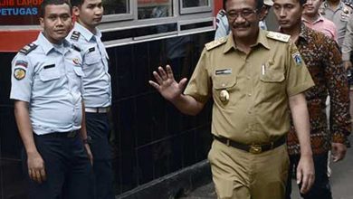 PLT Gubernur Jakarta Djarot Saiful Hidayat Saat Menjenguk Ahok Di Rutan Cipinang