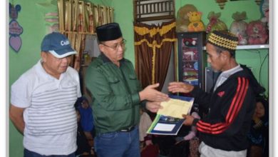 Plt. Bupati Muaraenim didampingi oleh Sekda menyerahkan santunan dukacita kepada keluarga korban serangan Harimau