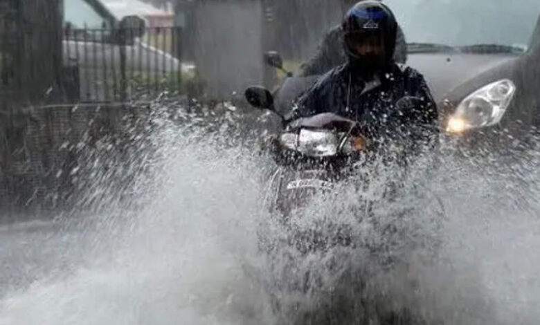 BMKG Prediksi Jakarta Hujan, Ini Tips Berkendara Motor Terobos Hujan