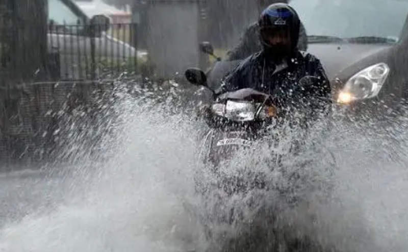 BMKG Prediksi Jakarta Hujan, Ini Tips Berkendara Motor Terobos Hujan