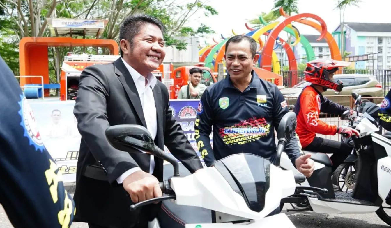 Gubernur Memberikan 3 Motor Listrik