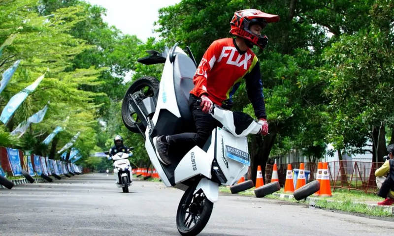 Kejuaraan Drag Race dan Drag Bike Gubernur Championship dalam Rangka Hari Listrik Nasional ke 77