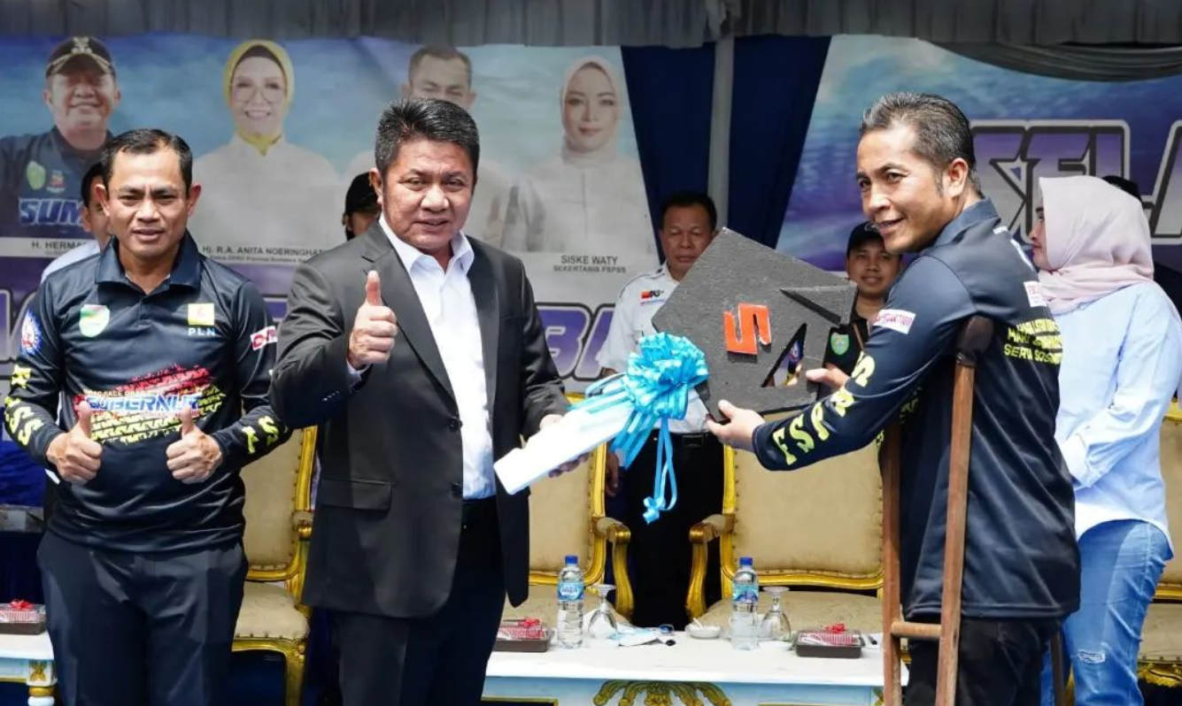 Penyerahan Kunci Kendaraan Motor Listrik oleh Gubernur.