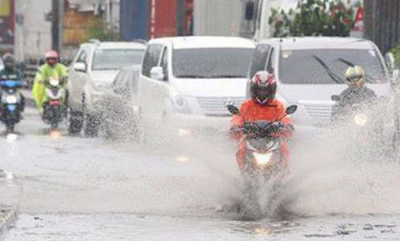 Tips Aman Mengendarai Motor Saat Hujan