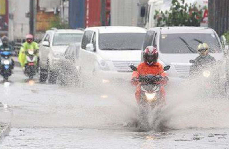 Tips Aman Mengendarai Motor Saat Hujan