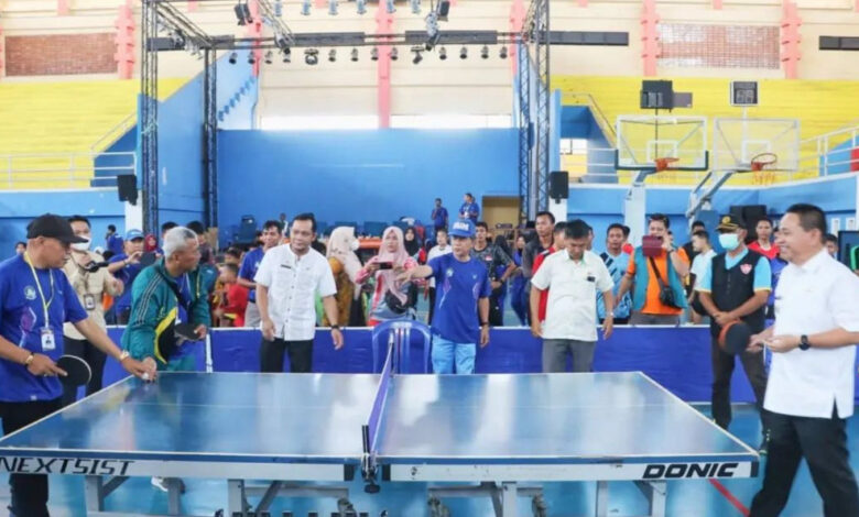 Pj. Bupati bersama Ketua PTMSI Kabupaten Muara Enim melakukan servis bola membuka Bupati Cup 2022