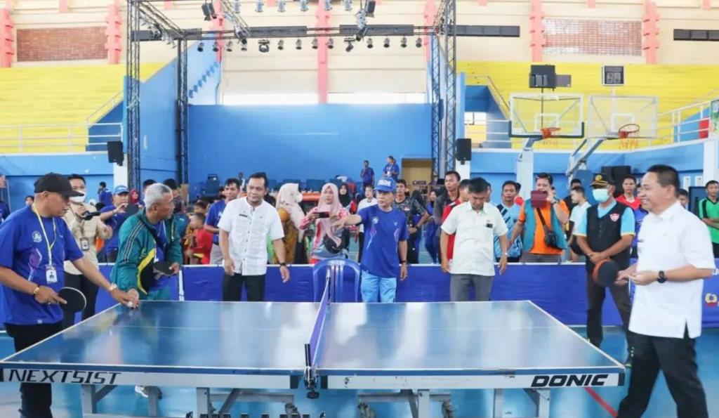 Pj. Bupati bersama Ketua PTMSI Kabupaten Muara Enim melakukan servis bola membuka Bupati Cup 2022