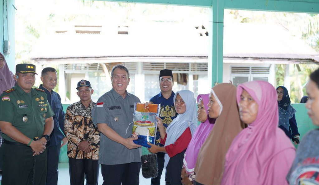 Pj Bupati Muara Enim H Ahmad Rizali Membuka Kegiatan Gerakan Pangan Murah di Desa Saka Jaya